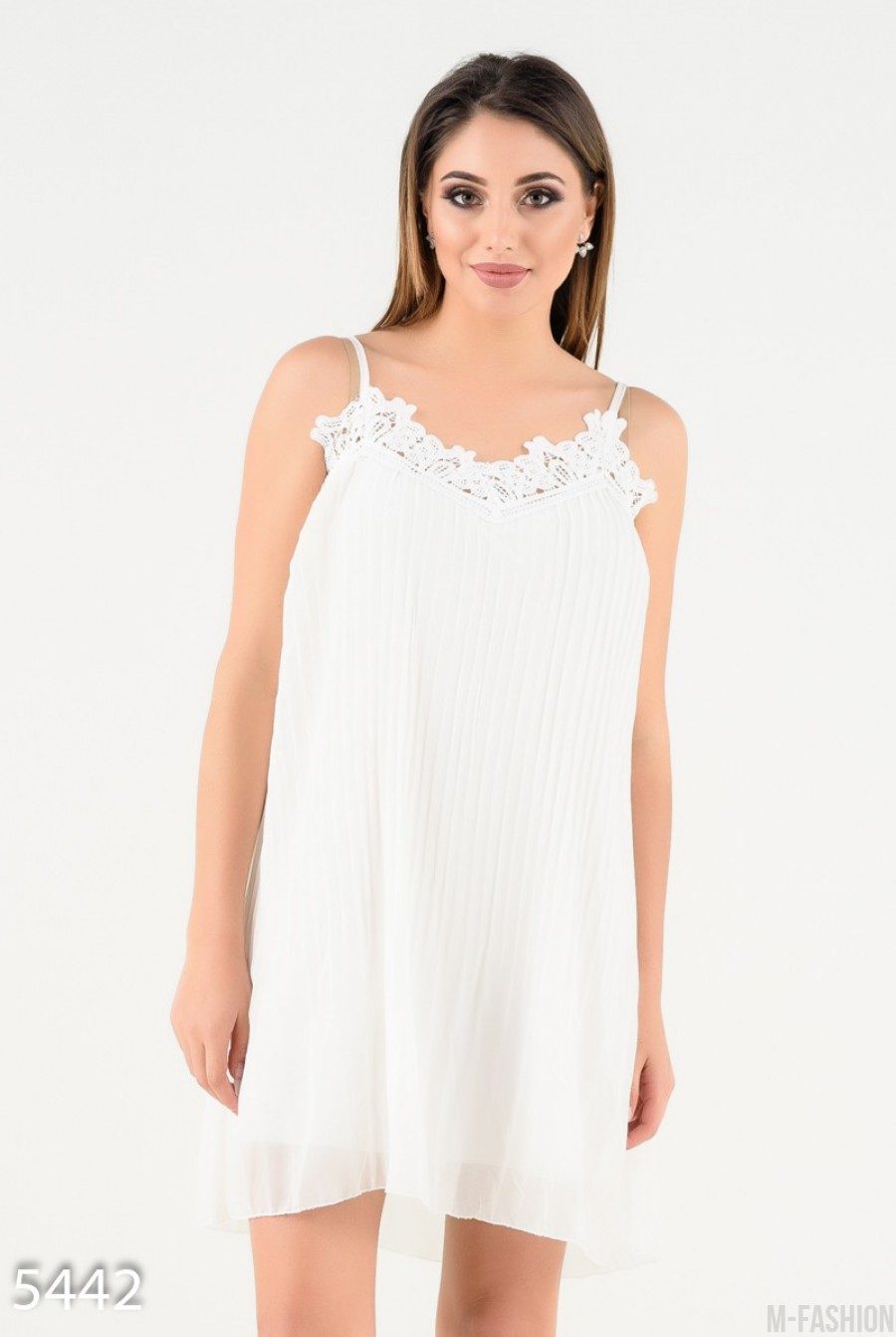 Белое плиссированное платье с кружевом на тонких бретельках - Фото 1
