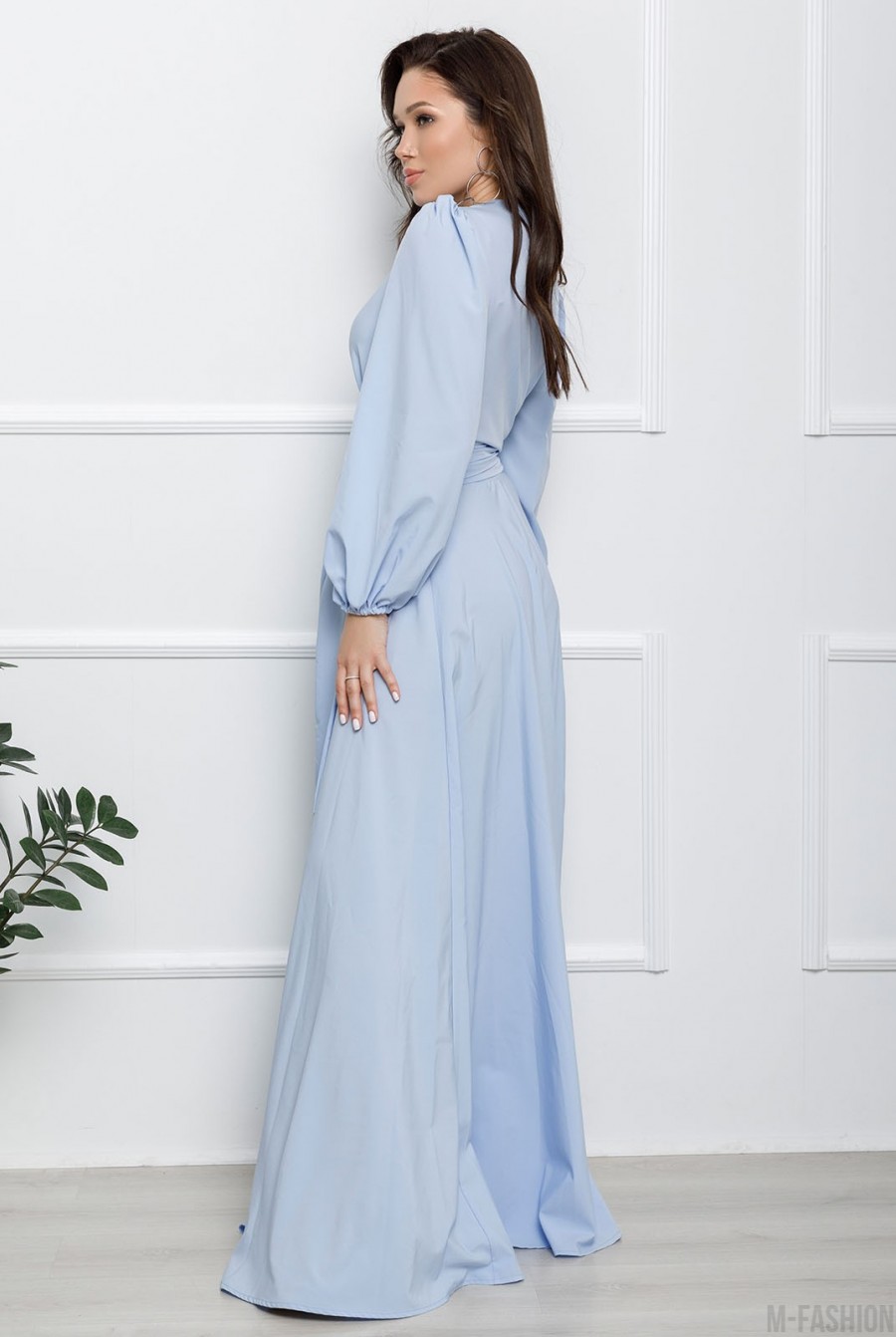 Голубое длинное платье с кроем на запах- Фото 2