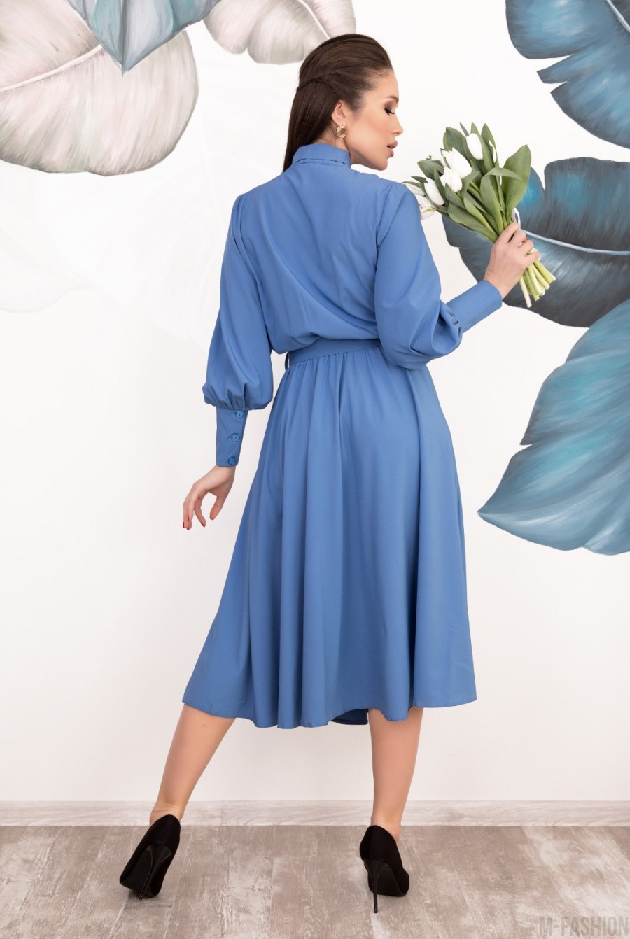 Голубое приталенное миди платье с воротником-бантом- Фото 3