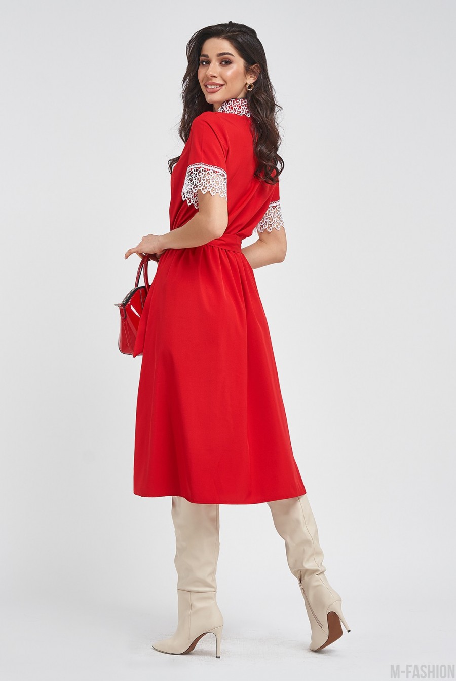 Красное приталенное платье с кружевом- Фото 5