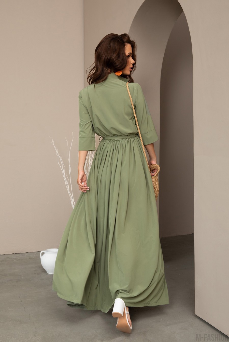 Длинное платье цвета хаки с разрезом- Фото 3