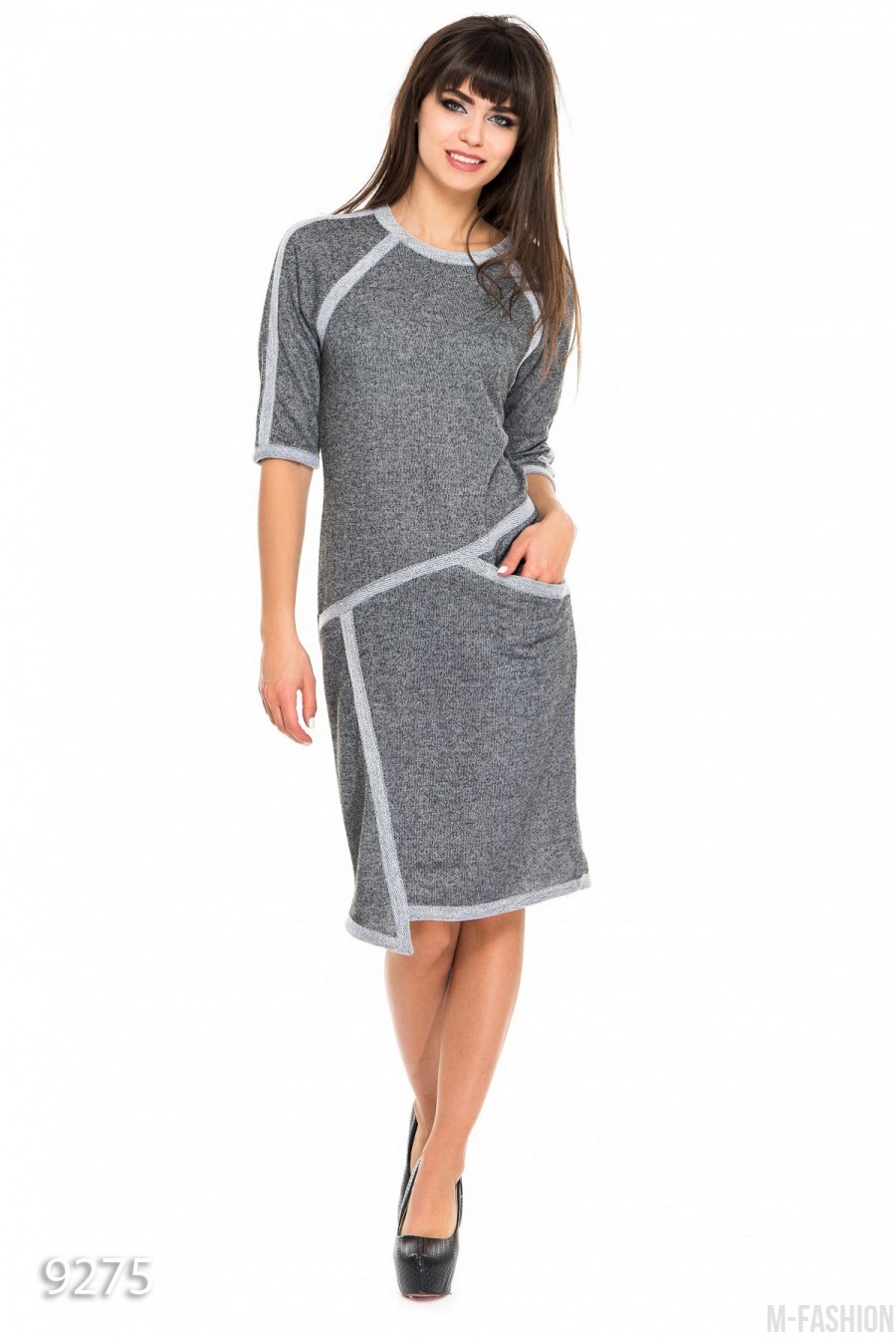 Серое асимметричное платье из двунити со светло-серой отделкой - Фото 1