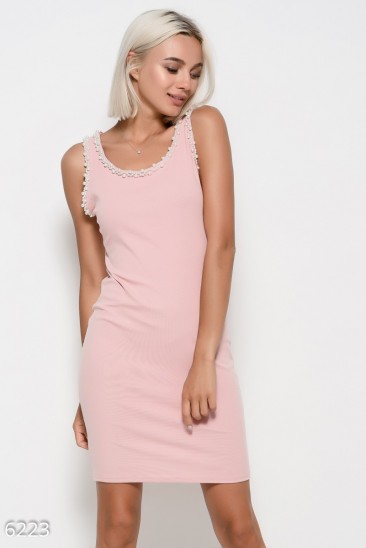 Розовое трикотажное обтягивающее платье без рукавов с жемчужинами на проймах
