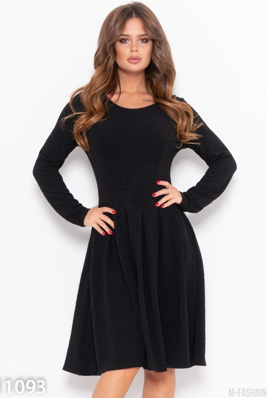Черное фактурное платье с длинными рукавами - Фото 1