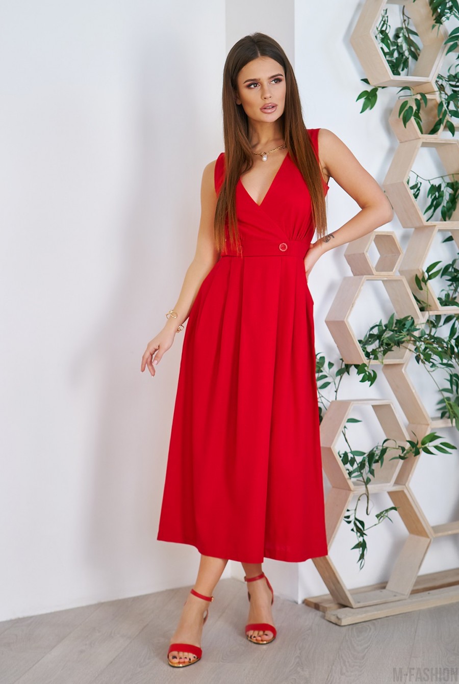 Красное платье с декольте на запах - Фото 1