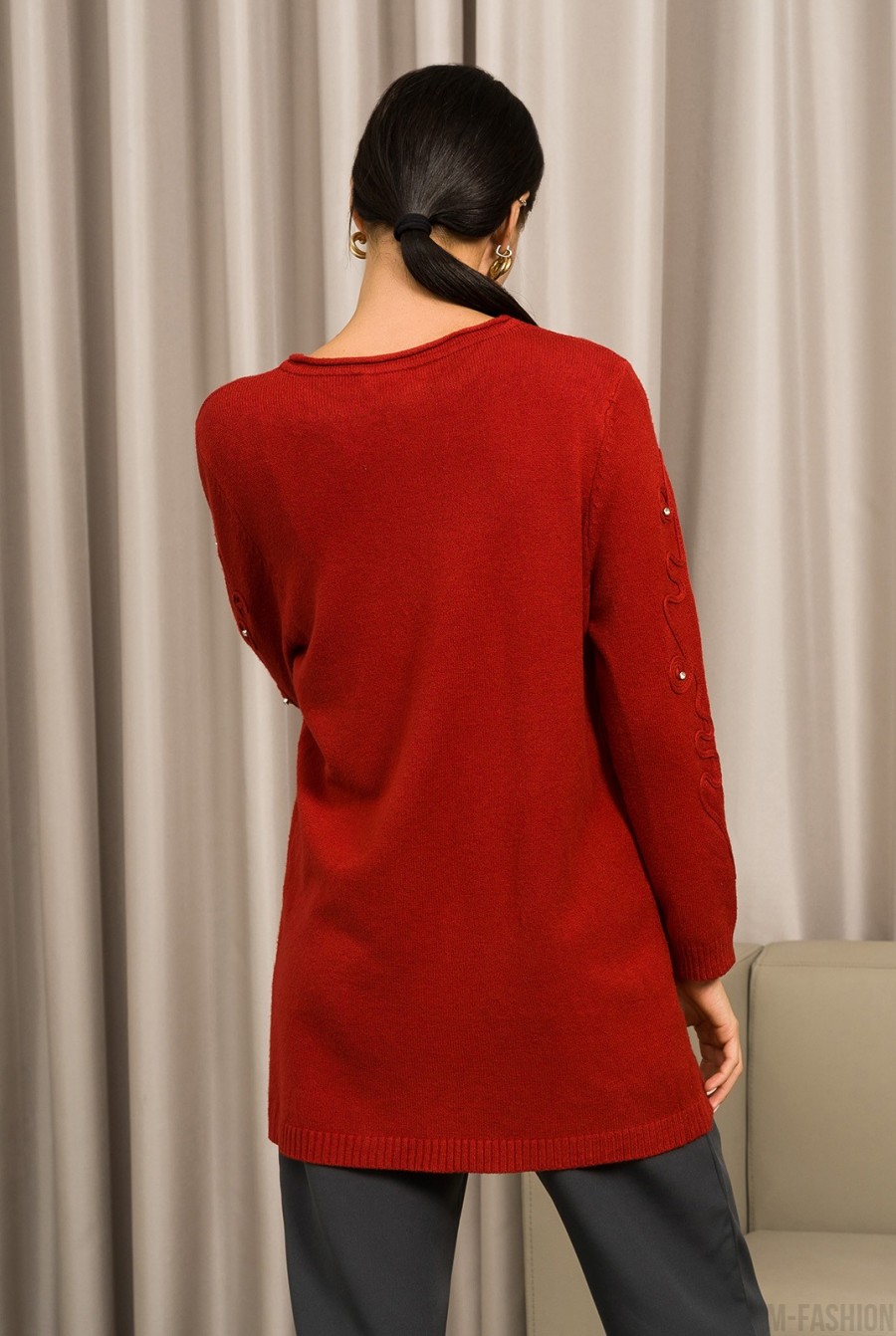 Красный шерстяной свитер с декором на рукавах- Фото 3