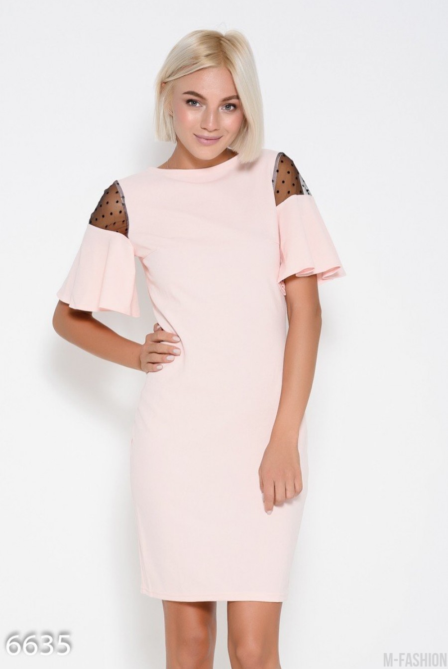 Розовое облегающее платье с рукавами-воланами и сетчатыми вставками - Фото 1