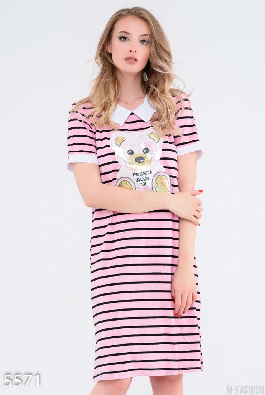 Розовое платье в полоску с отложным воротничком и вышитым пайетками мишкой - Фото 1