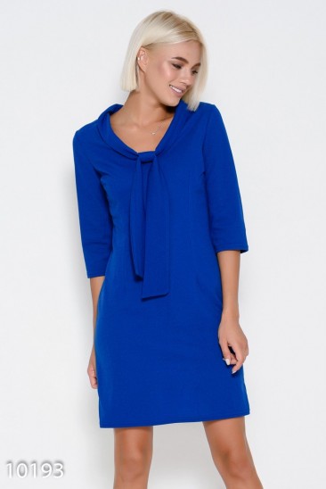 Синее приталенное платье с оригинальным воротником-шалью