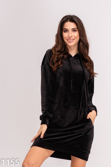 Черное велюровое свободное платье с капюшоном