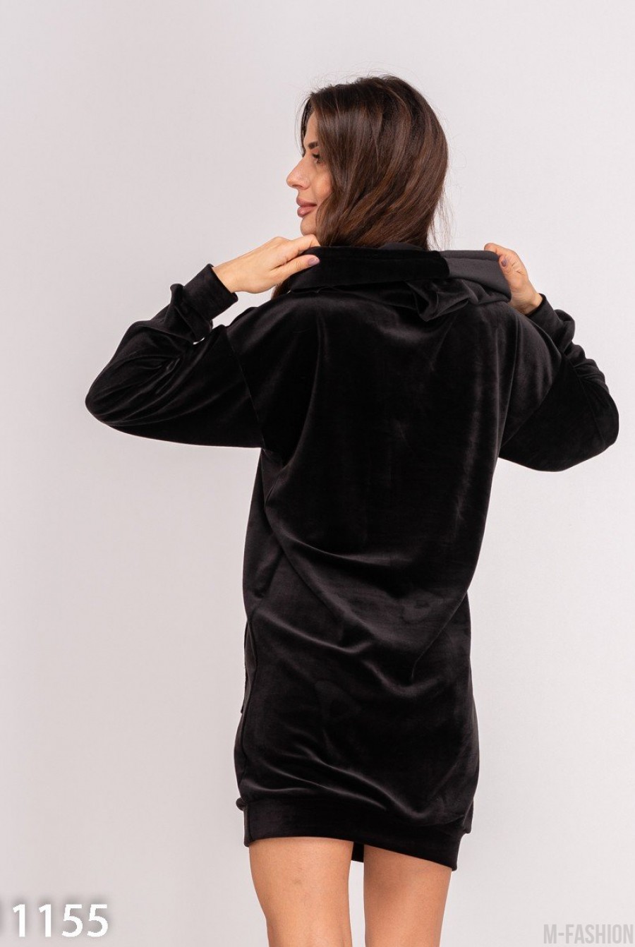 Черное велюровое свободное платье с капюшоном- Фото 3