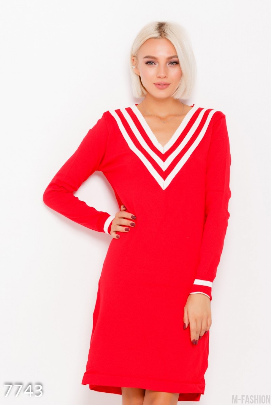 Трикотажное красное платье французской длины с вырезом кармен