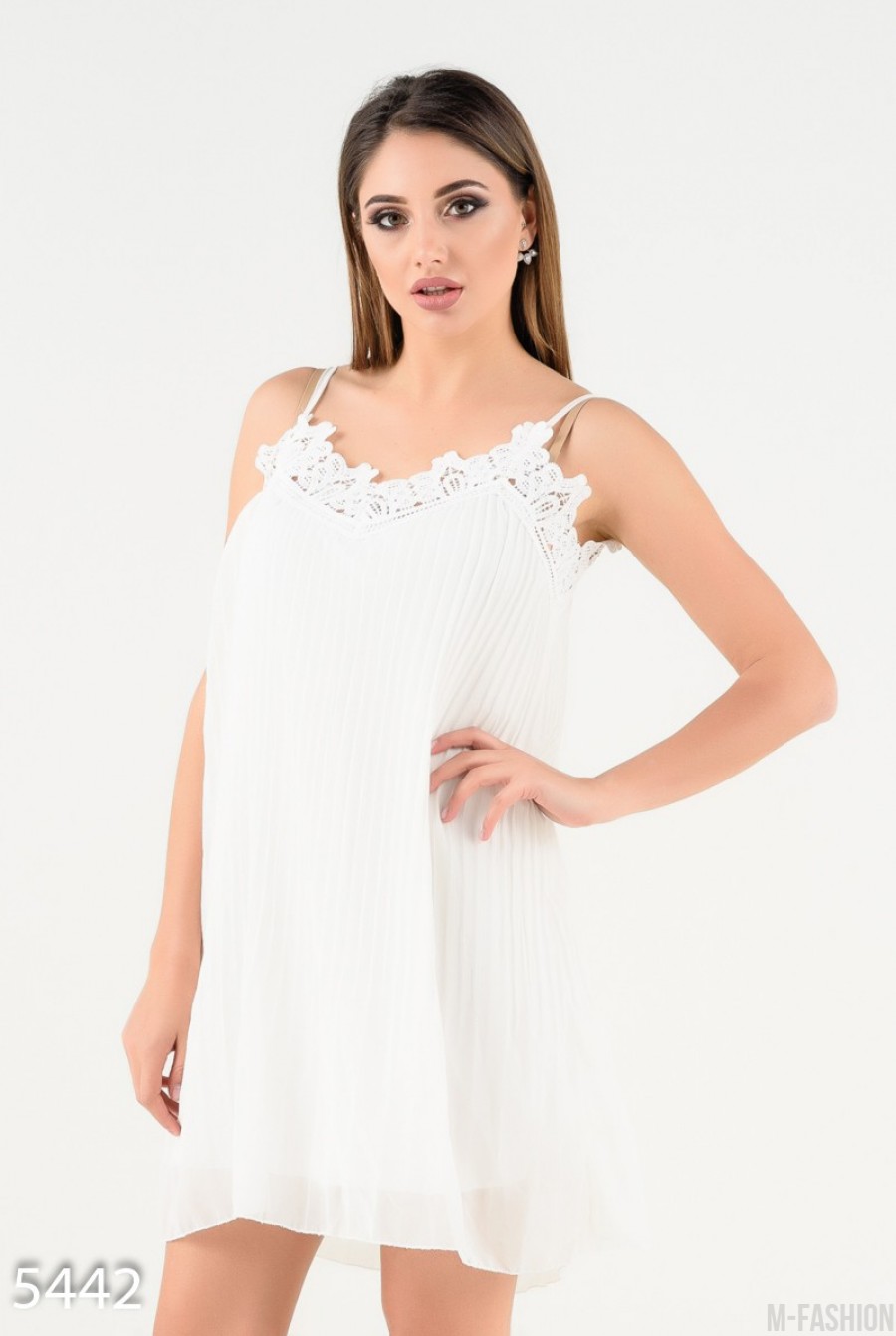 Белое плиссированное платье с кружевом на тонких бретельках- Фото 2