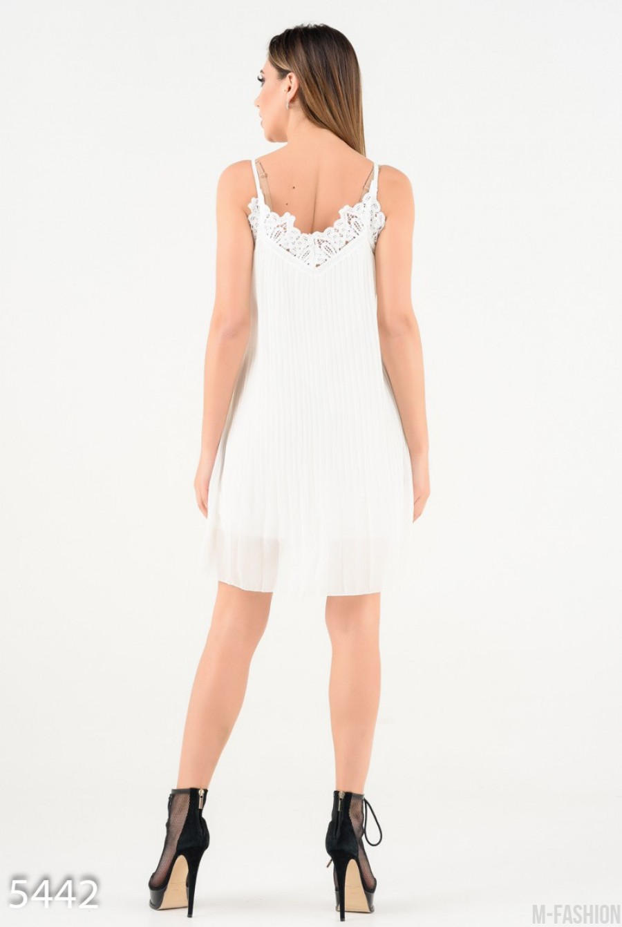 Белое плиссированное платье с кружевом на тонких бретельках- Фото 3