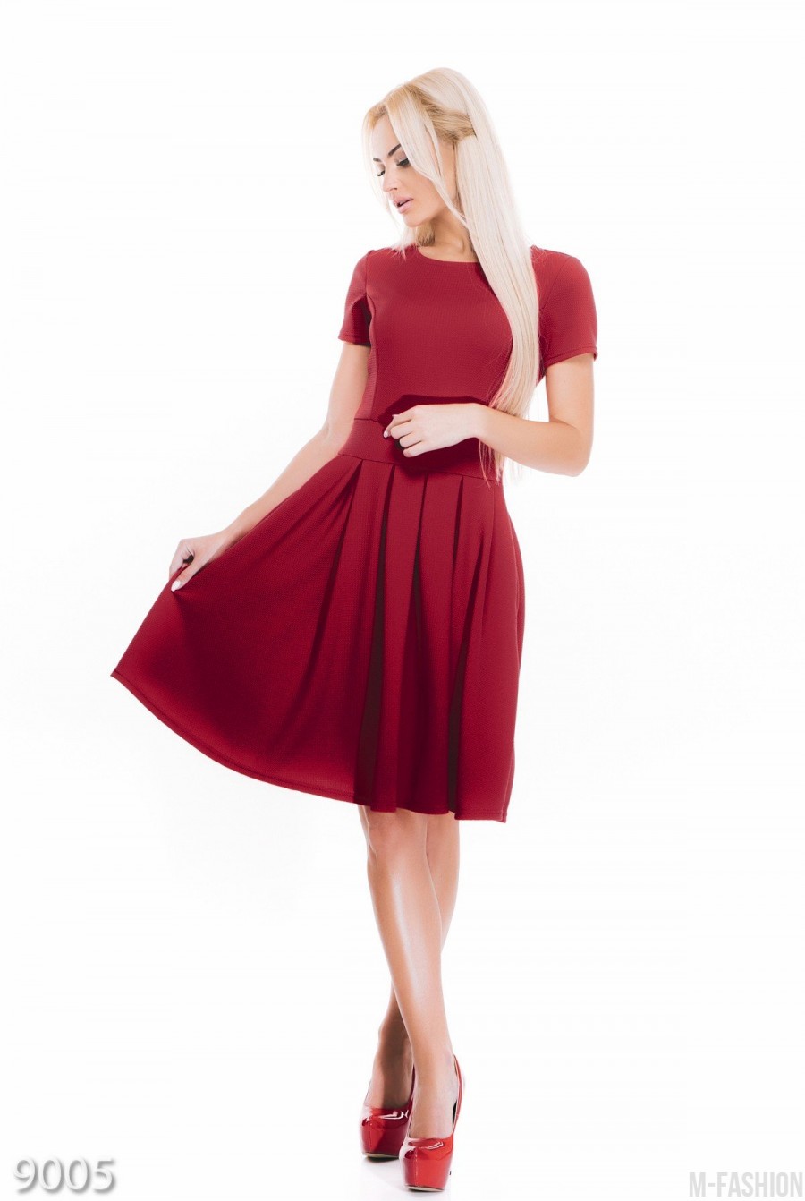 Фактурное трикотажное платье бордового цвета с коротким рукавом - Фото 1