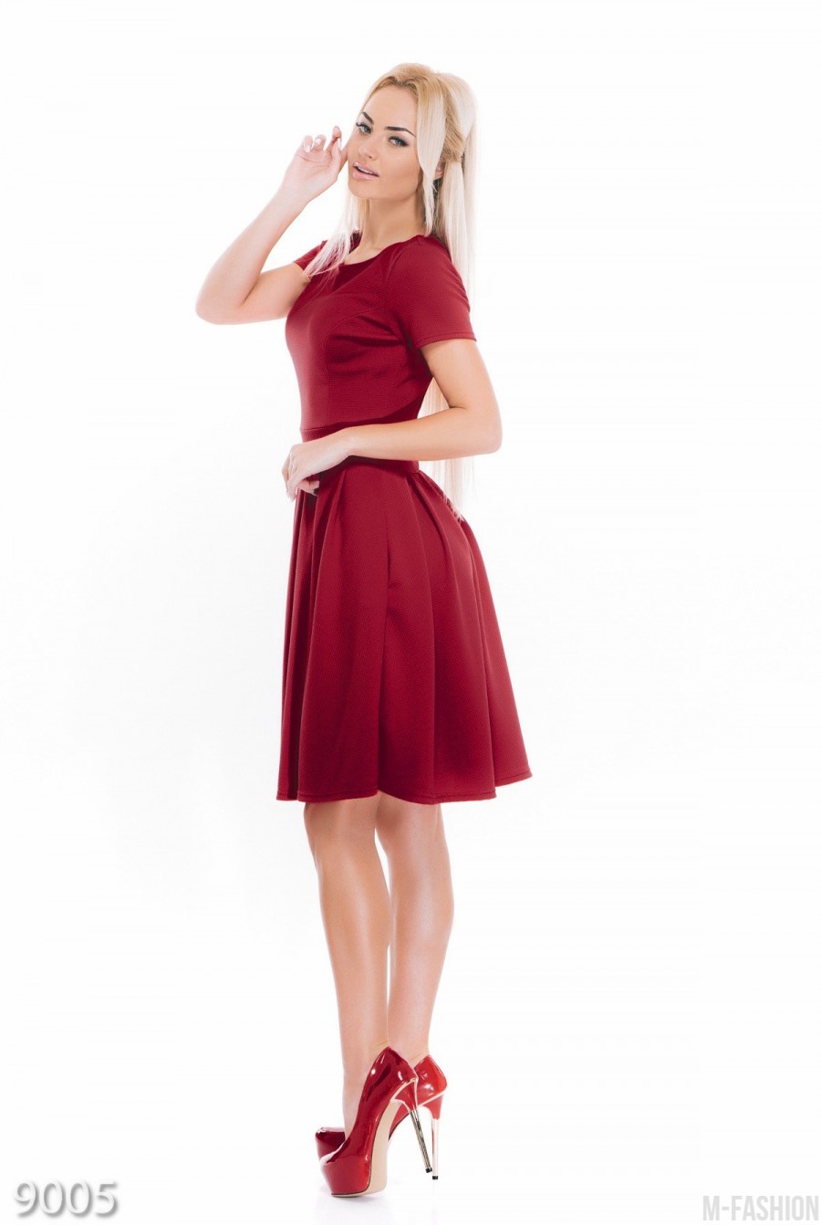 Фактурное трикотажное платье бордового цвета с коротким рукавом- Фото 2