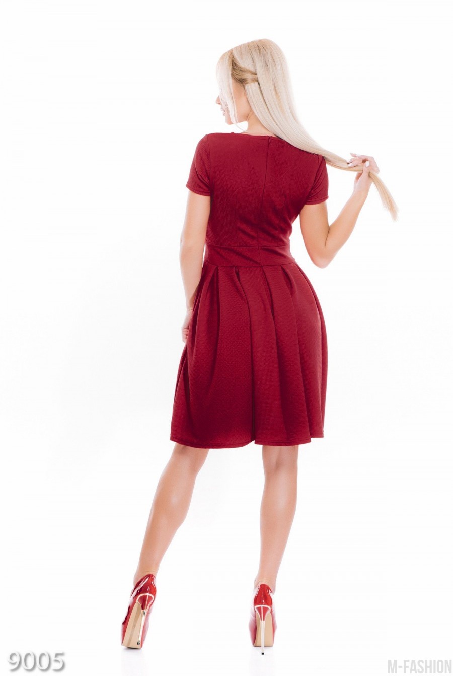 Фактурное трикотажное платье бордового цвета с коротким рукавом- Фото 3