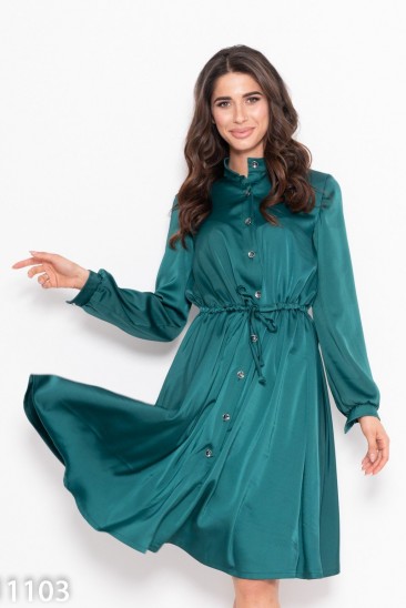 Зеленое сатиновое платье с пуговицами и кулиской