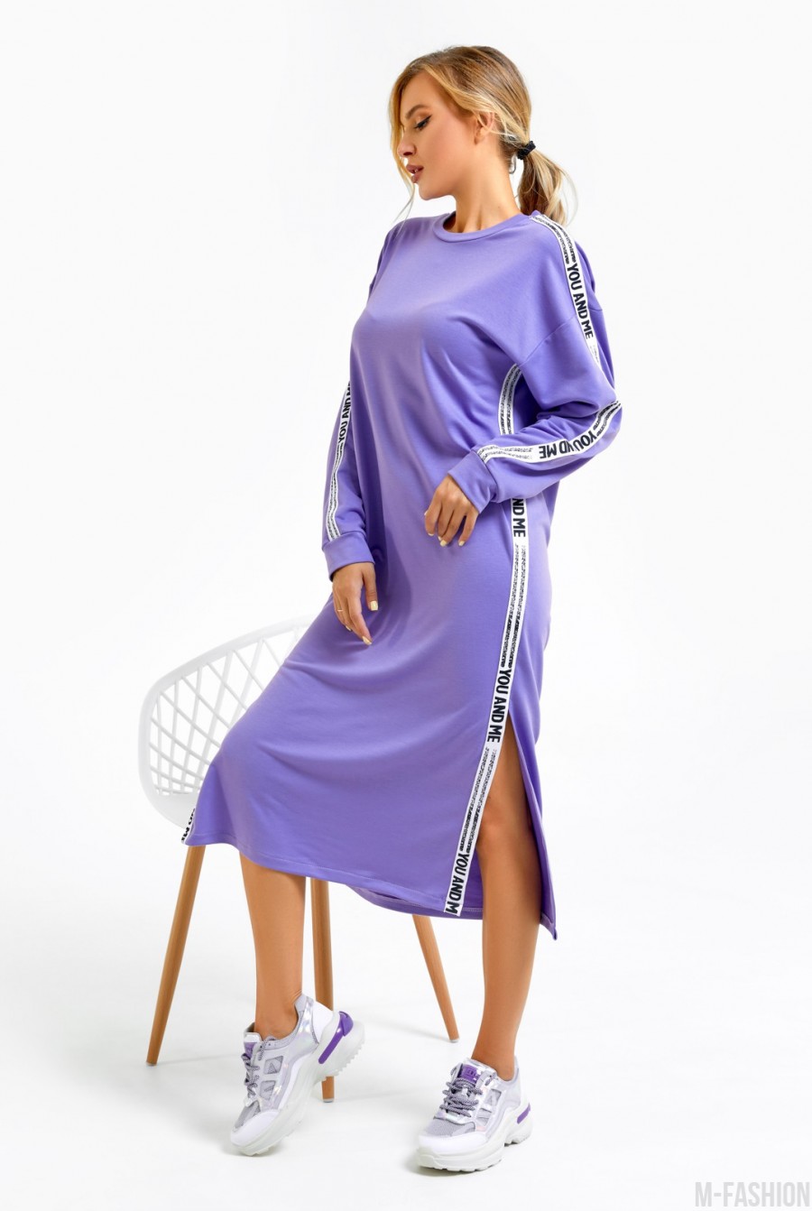 Сиреневое трикотажное платье с боковыми вставками- Фото 2