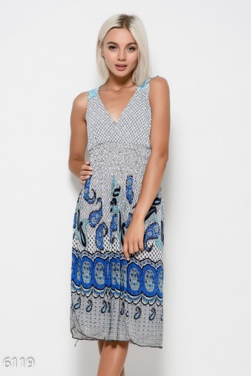 Синее летнее платье с глубоким декольте и кружевом на спинке