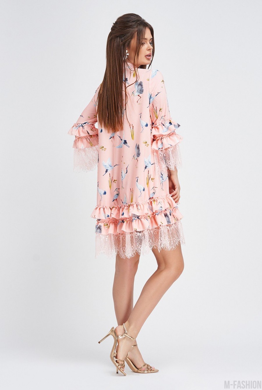 Персиковое принтованное платье с рюшами и кружевом- Фото 3
