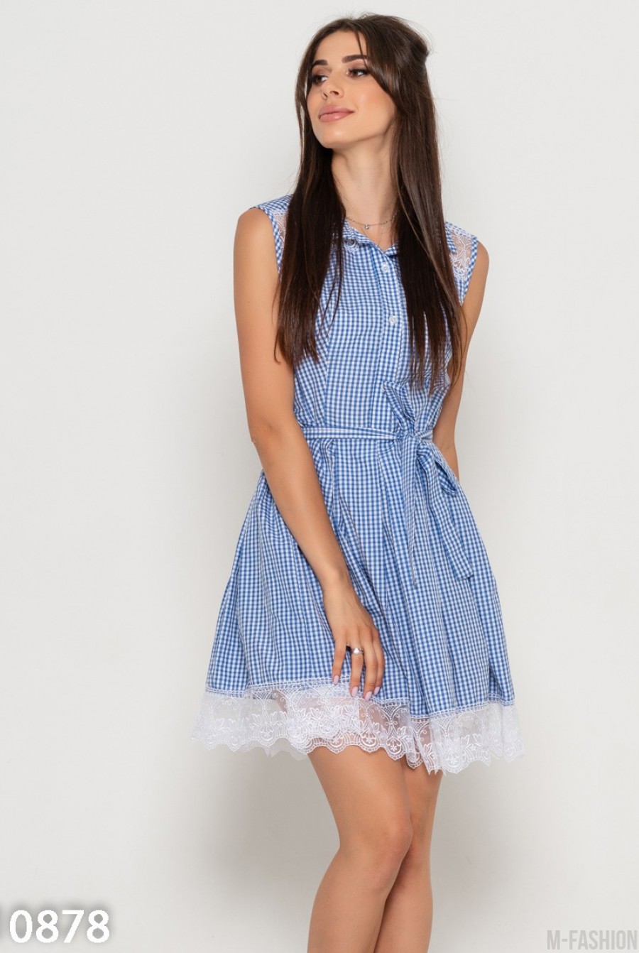 Голубое клетчатое платье без рукавов с белым кружевом - Фото 1