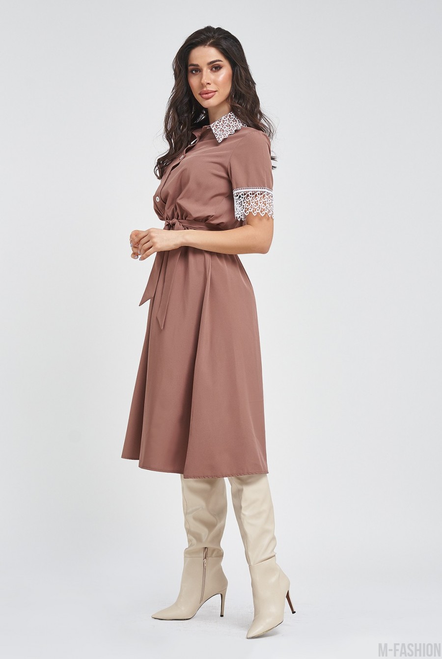 Светло-коричневое приталенное платье с кружевом - Фото 1