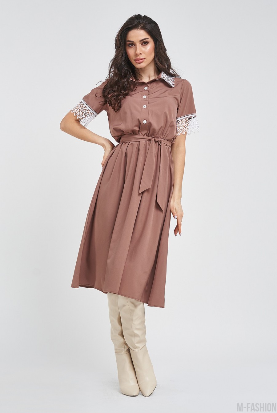 Светло-коричневое приталенное платье с кружевом- Фото 5