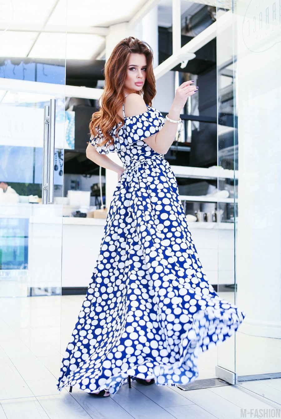 Сине-белое длинное платье на запах- Фото 6
