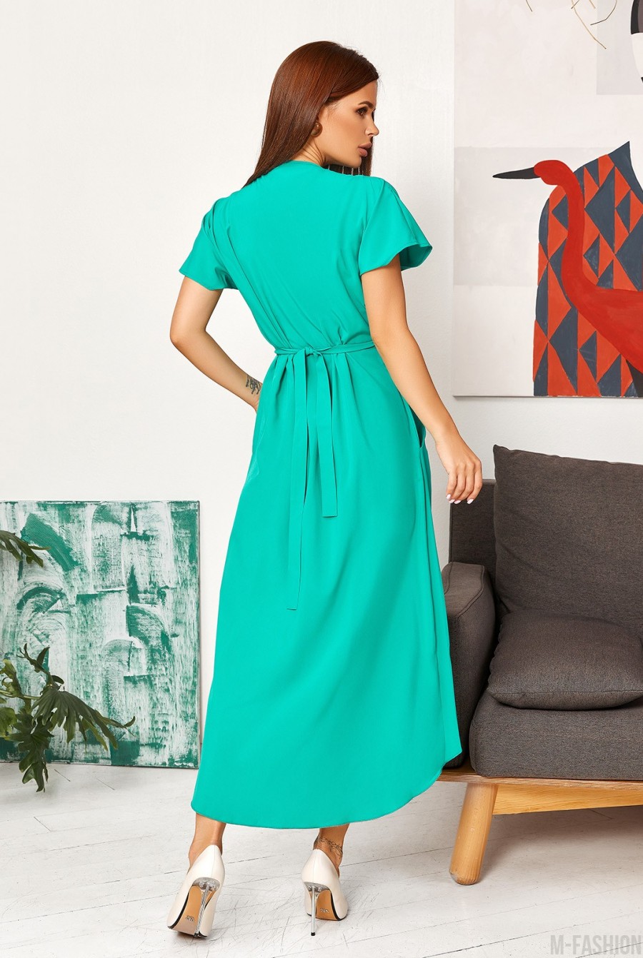 Зеленое асимметричное платье с декольте на запах- Фото 3