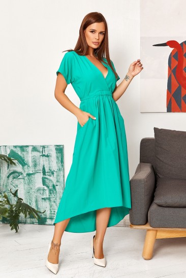 Зеленое асимметричное платье с декольте на запах