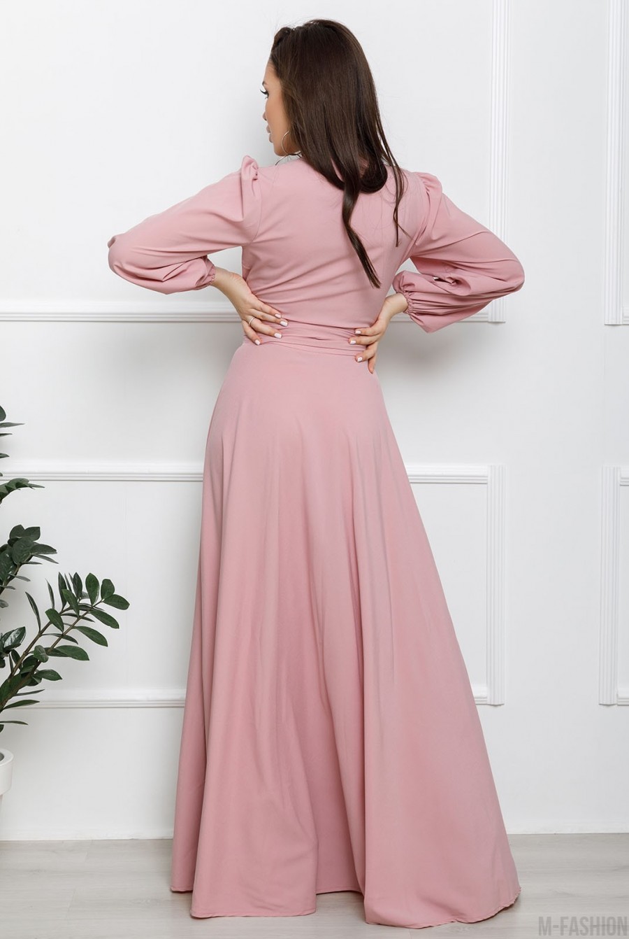 Розовое длинное платье с кроем на запах- Фото 3