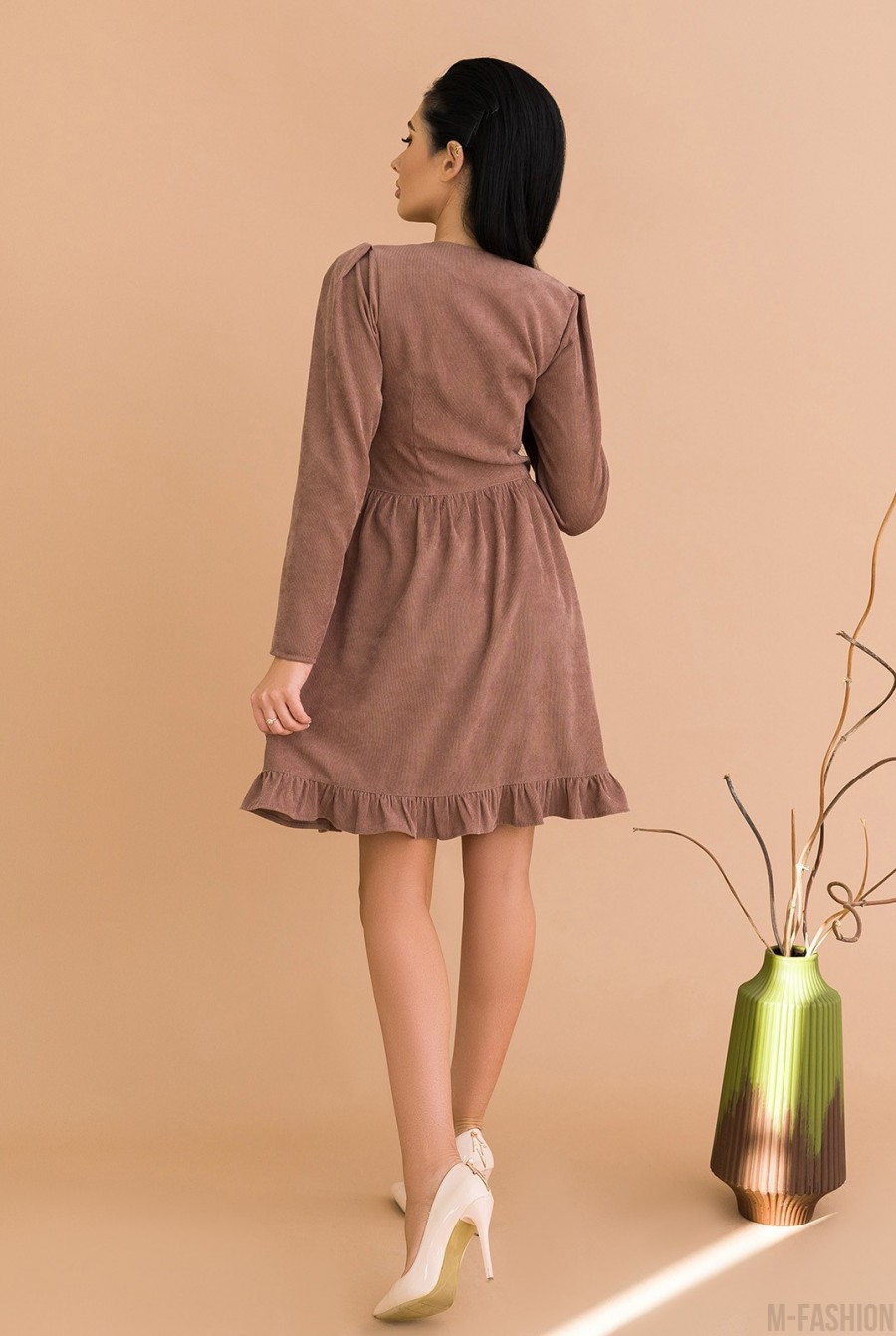 Темно-бежевое вельветовое платье с фигурным декольте- Фото 3