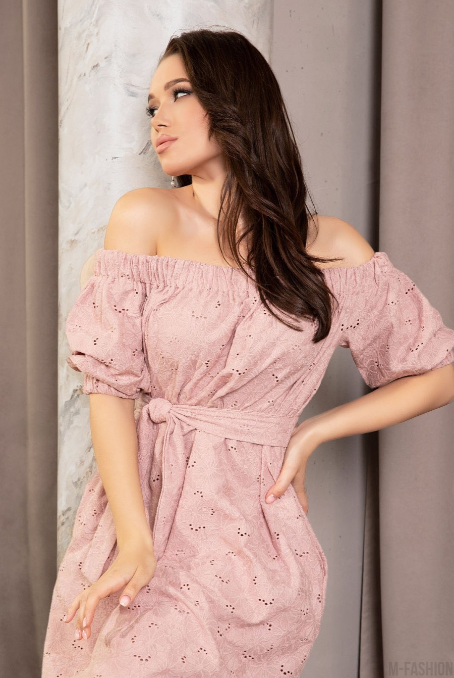 Розовое перфорированное платье с открытыми плечами- Фото 4