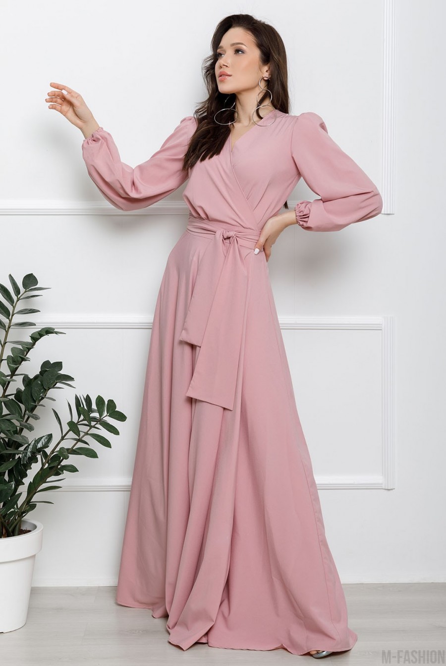 Розовое длинное платье с кроем на запах - Фото 1