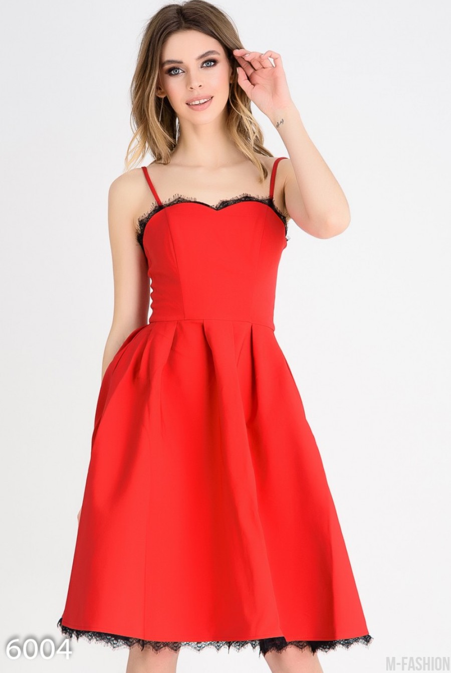 Красное пышное платье-бюстье на тонких бретельках - Фото 1