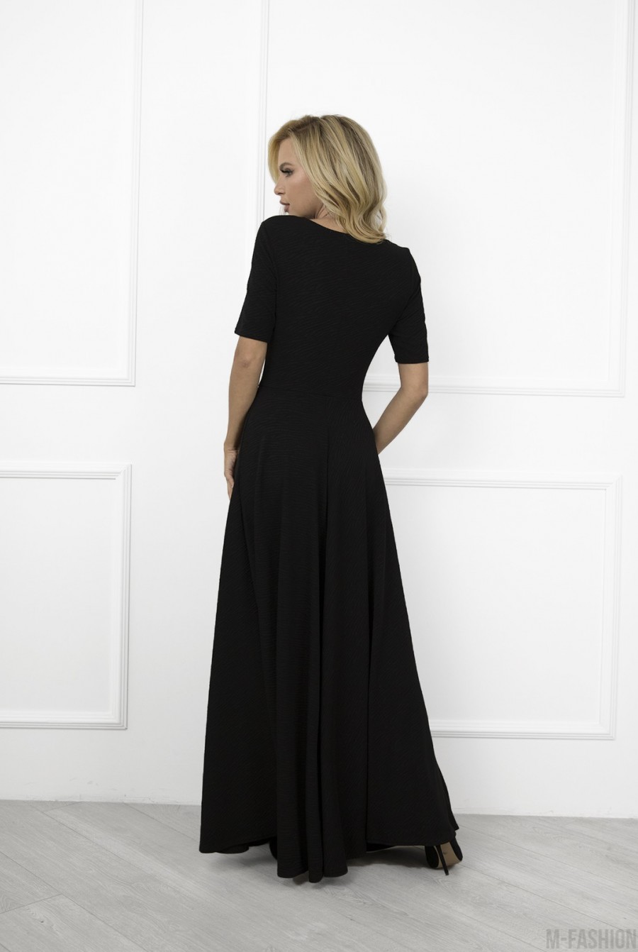 Черное фактурное классическое платье в пол- Фото 3