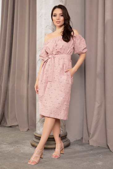 Розовое перфорированное платье с открытыми плечами