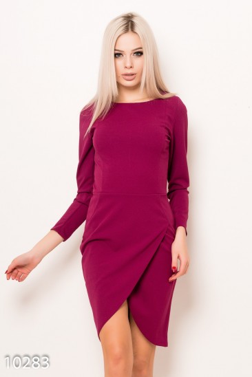 Фиолетовое платье-футляр с юбкой на запах