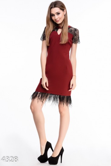 Бордовое платье с кружевными рукавами и перьями по краю подола