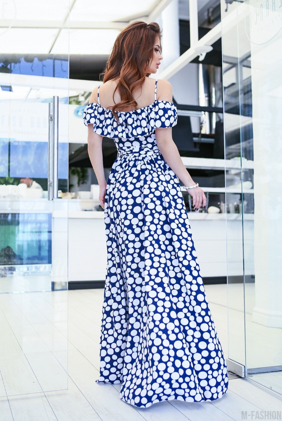 Сине-белое длинное платье на запах- Фото 8