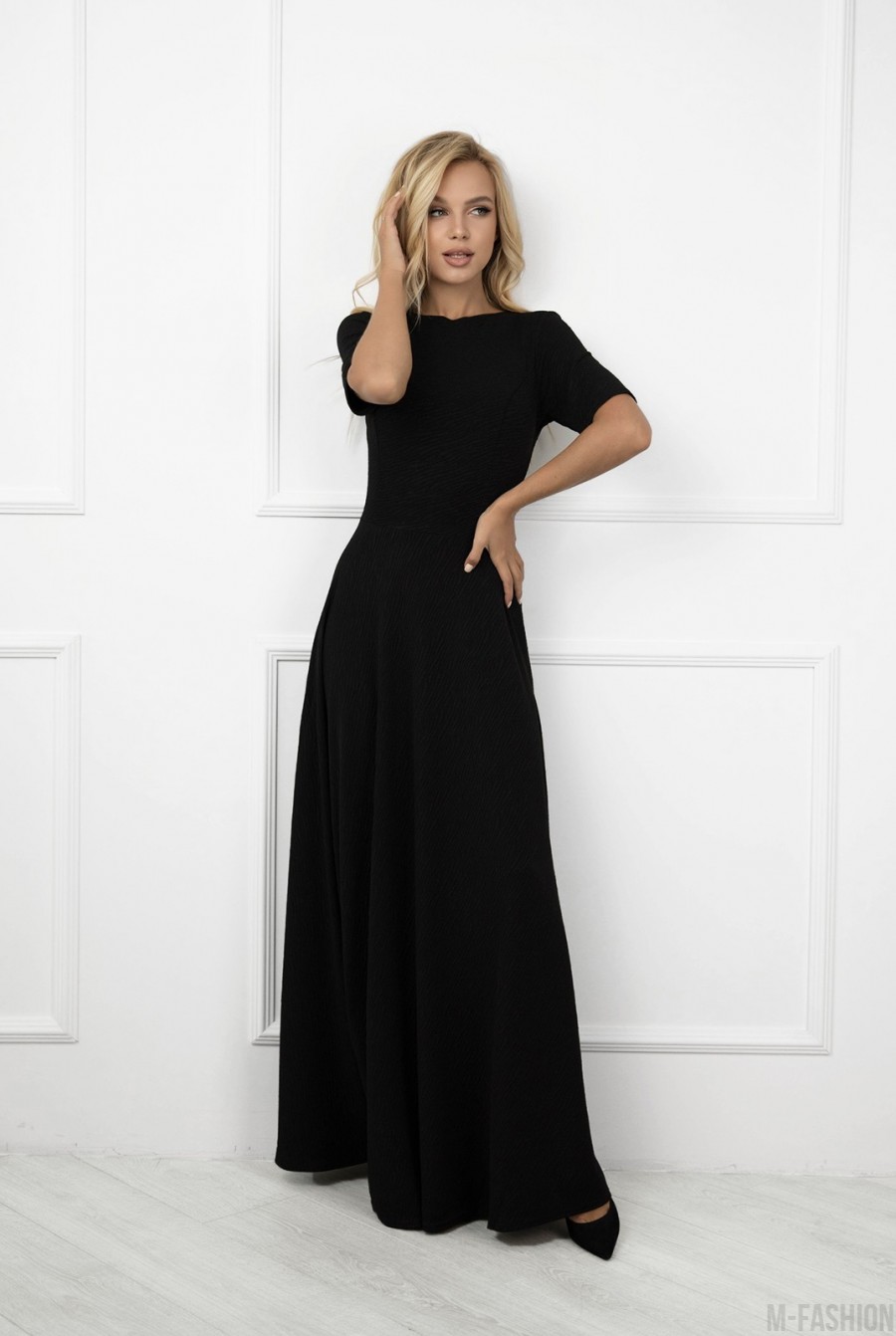 Черное фактурное классическое платье в пол - Фото 1