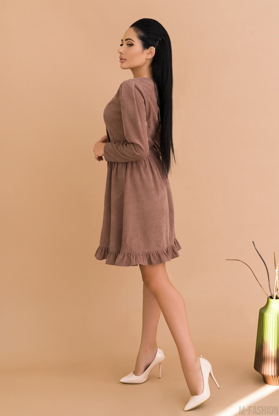 Темно-бежевое вельветовое платье с фигурным декольте- Фото 2