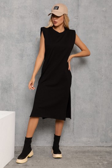 Черное трикотажное платье с плечиками и боковыми разрезами