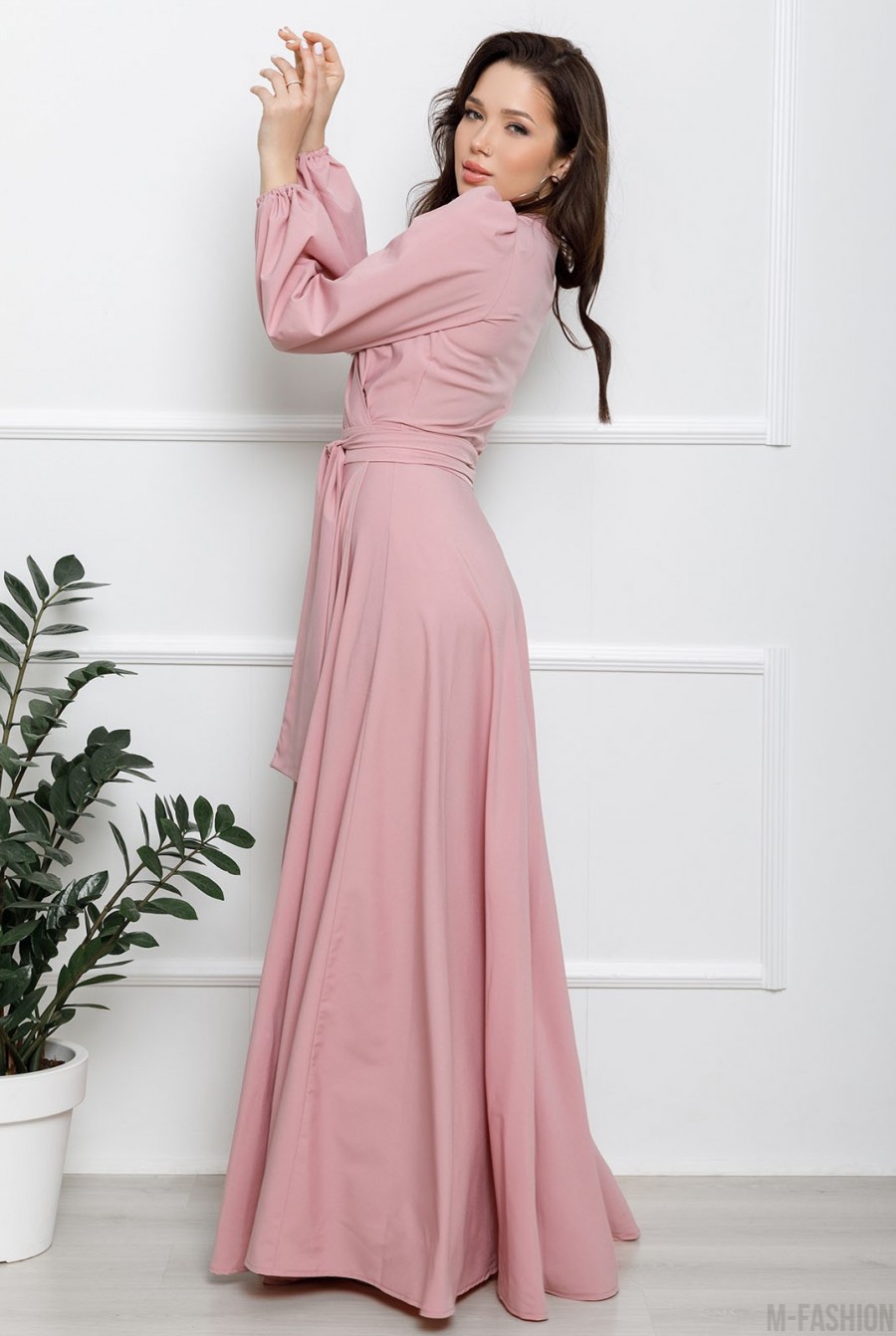 Розовое длинное платье с кроем на запах- Фото 2