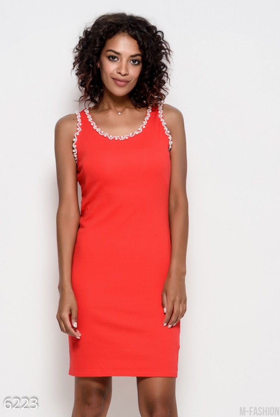 Красное трикотажное обтягивающее платье без рукавов с жемчужинами на проймах - Фото 1