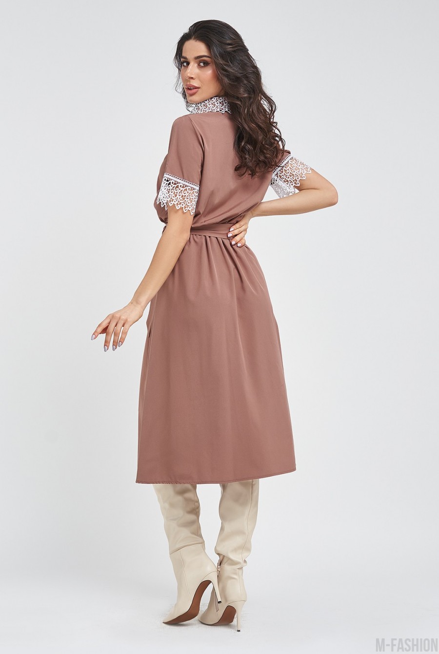 Светло-коричневое приталенное платье с кружевом- Фото 3