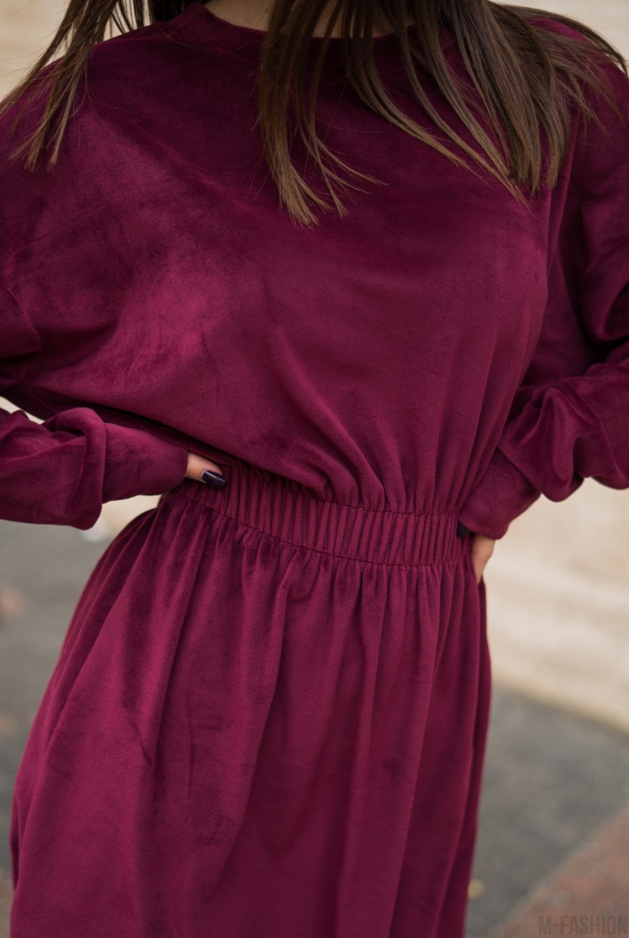 Велюровое бордовое платье с резинкой на талии- Фото 4