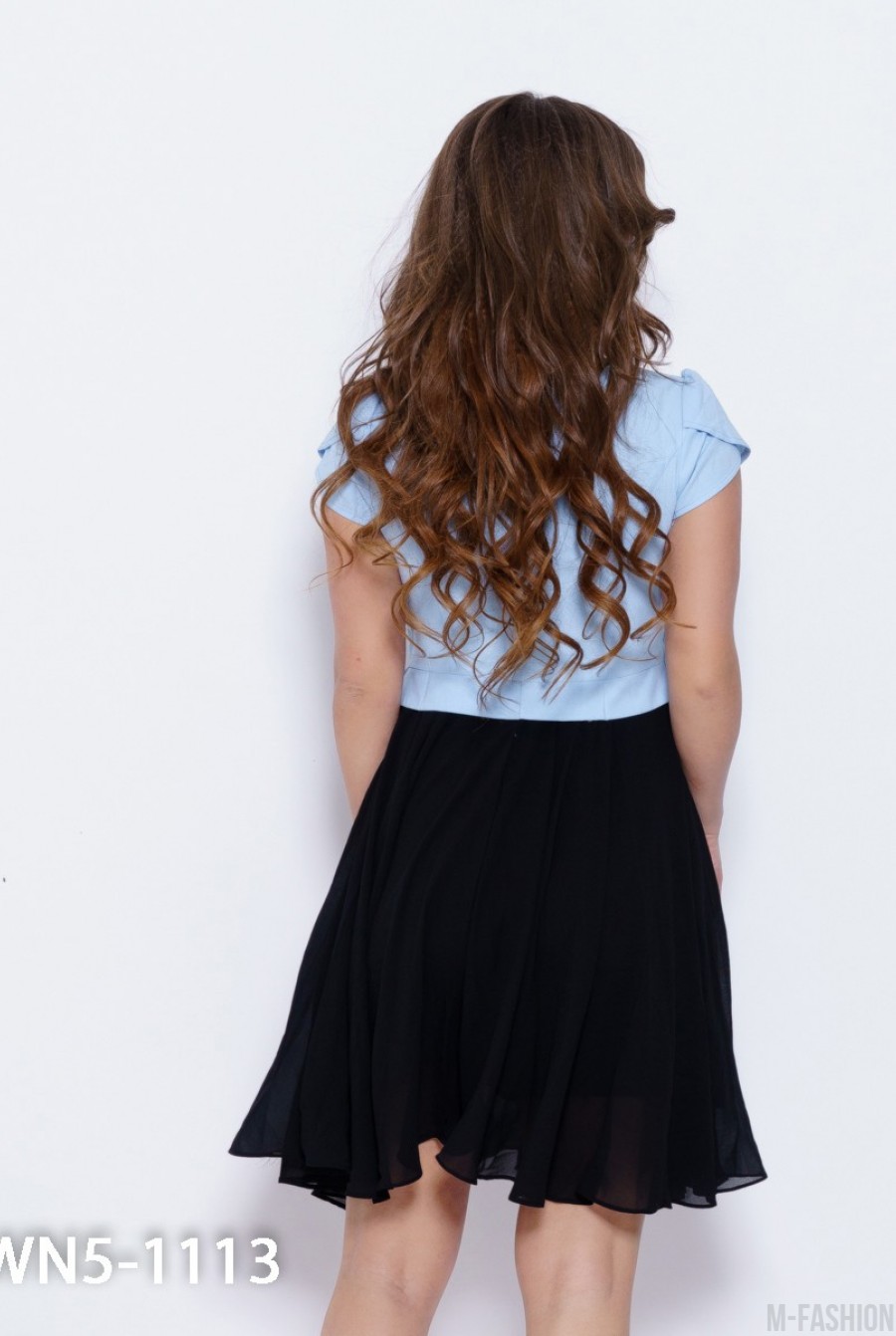 Черно-голубое присборенное платье с баской- Фото 3