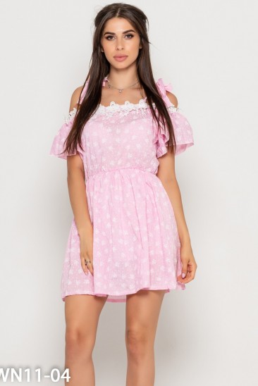Розовое принтованное платье с открытыми плечами